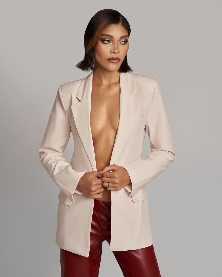 White Fitter Blazer with pocket details and button front closure 